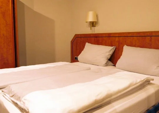 Schlafzimmer in einer Ferienwohnung im Appartementhaus Godewind in Duhnen